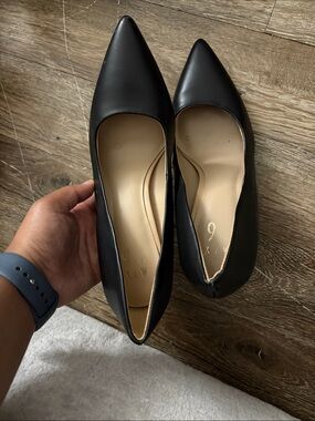 DSW Black Pointed-Toe Pumps with Beige Insole